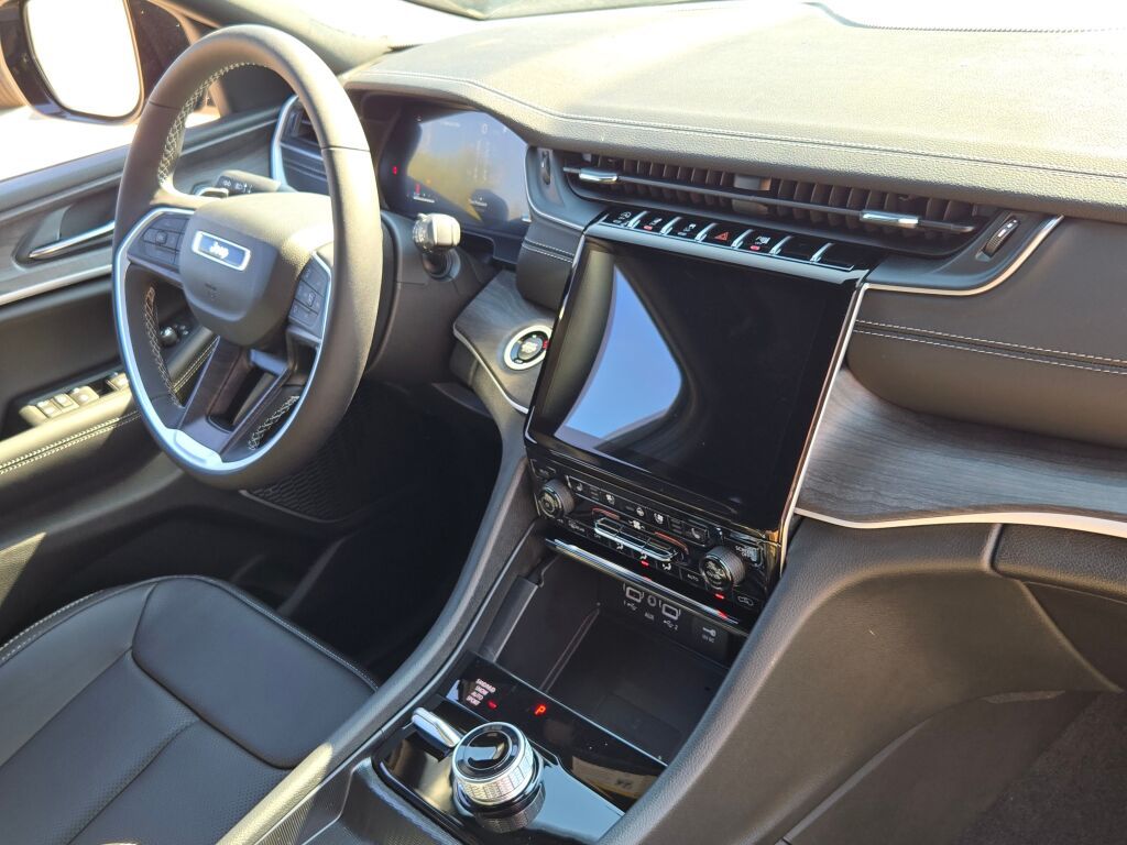 2025 Jeep Grand Cherokee Limited photo 4