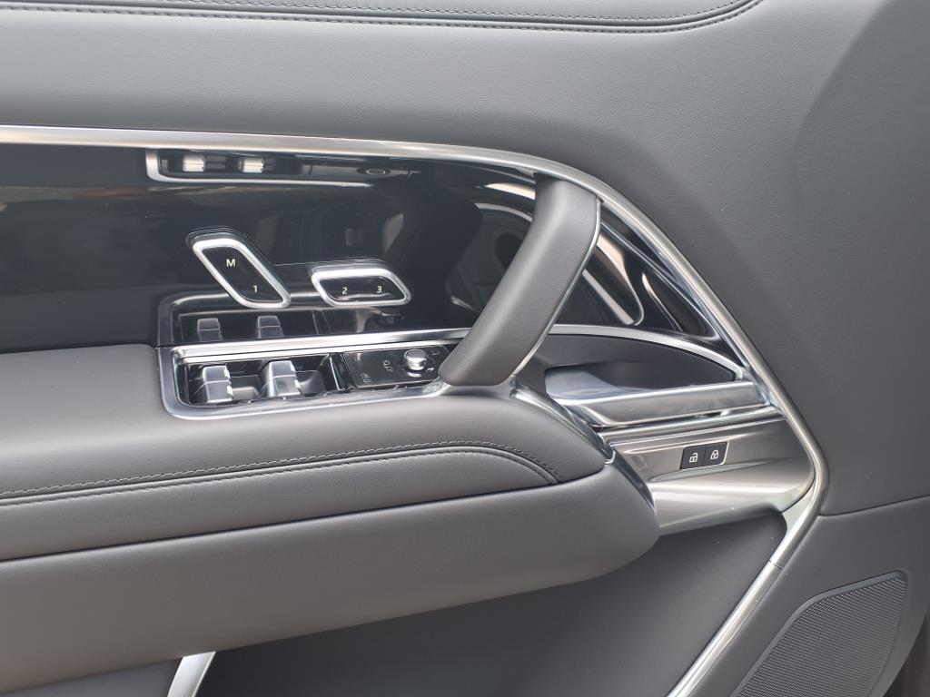 2025 Land Rover Range Rover SE photo 10