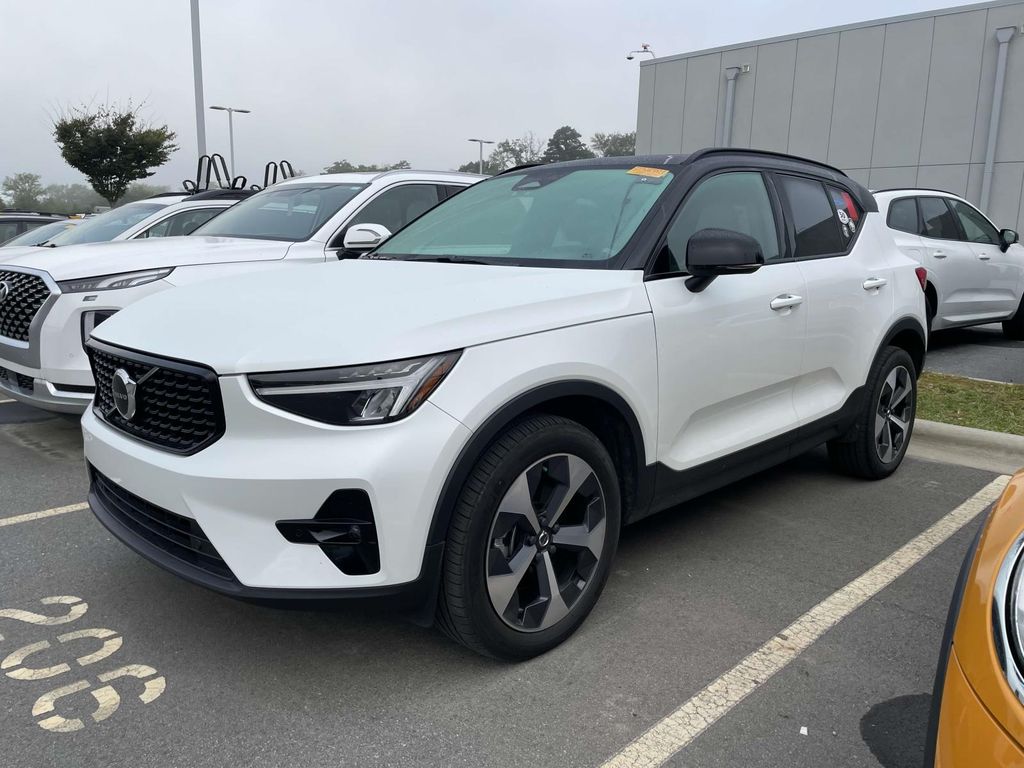2023 Volvo XC40 Plus photo 2