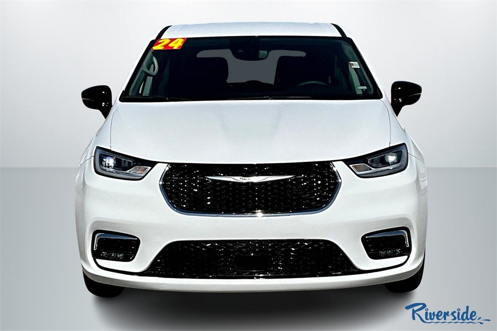 2024 Chrysler Pacifica Touring L photo 2