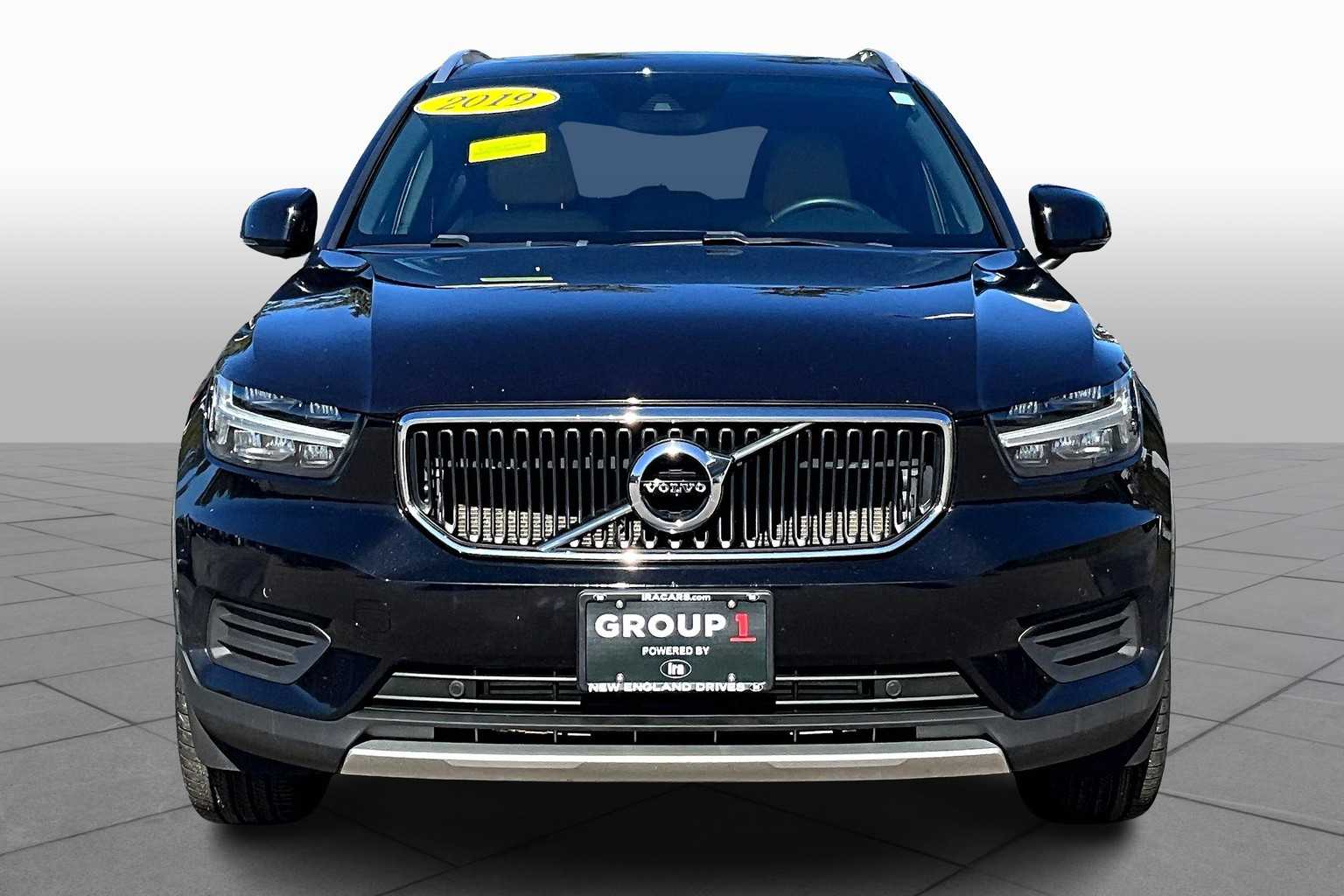 2019 Volvo XC40 Momentum photo 3