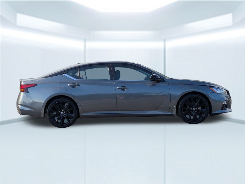 2022 Nissan Altima 2.5 SR photo 6