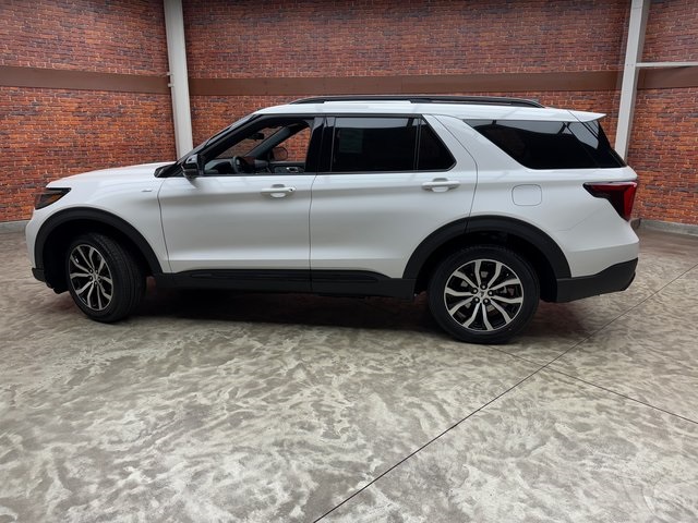 2025 Ford Explorer ST-Line photo 2