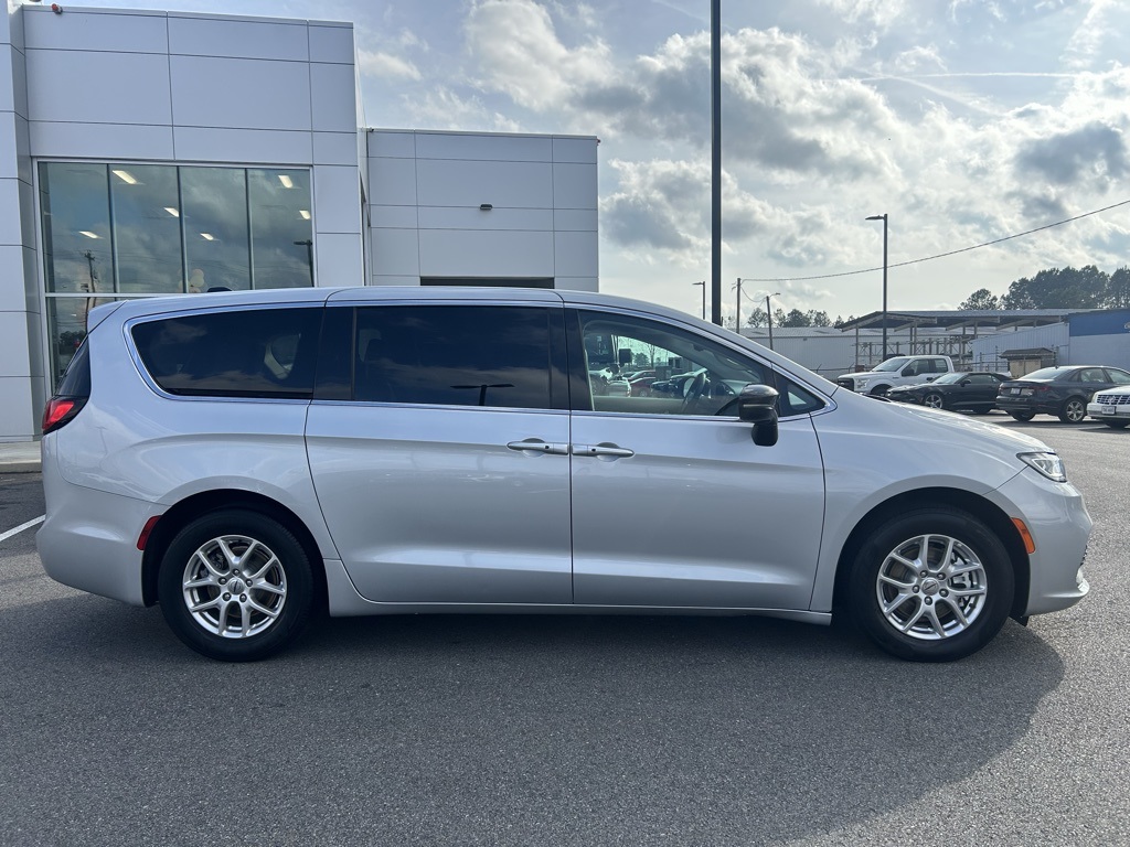 2024 Chrysler Pacifica Touring L photo 2