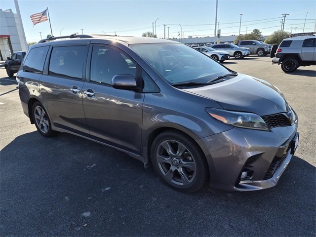2020 Toyota Sienna SE's photo