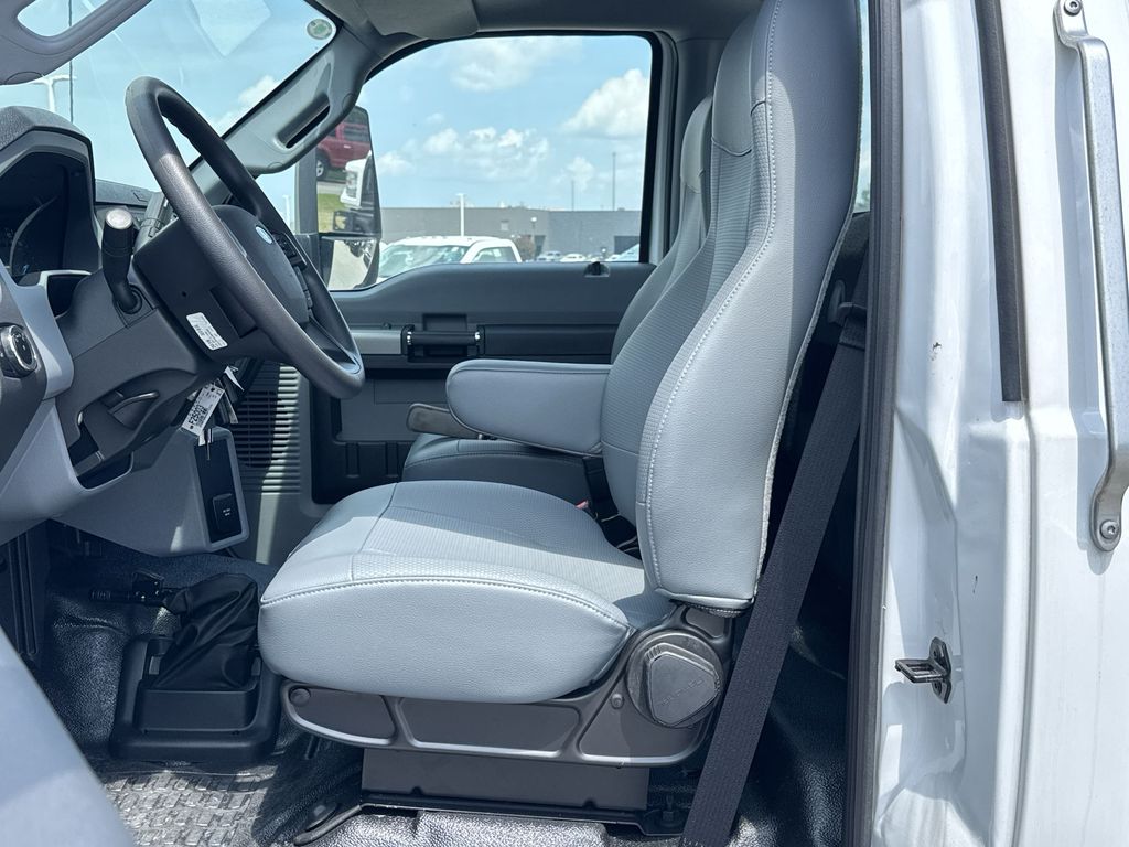 2025 Ford F-650 Base photo 13