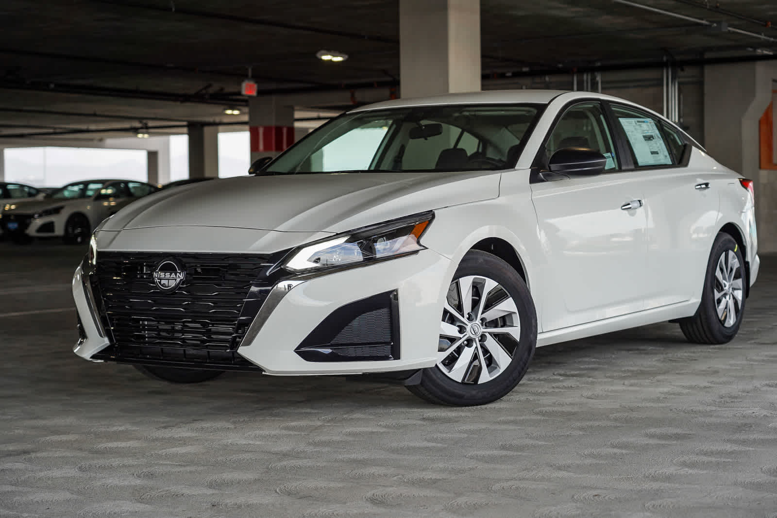 Nissan Altima alterado foto editorial. Imagem de caro - 71505496, image size:1600x1067