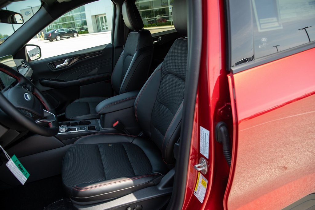 2025 Ford Escape ST-Line photo 14