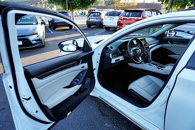 Used 2018  Honda Touring image 36