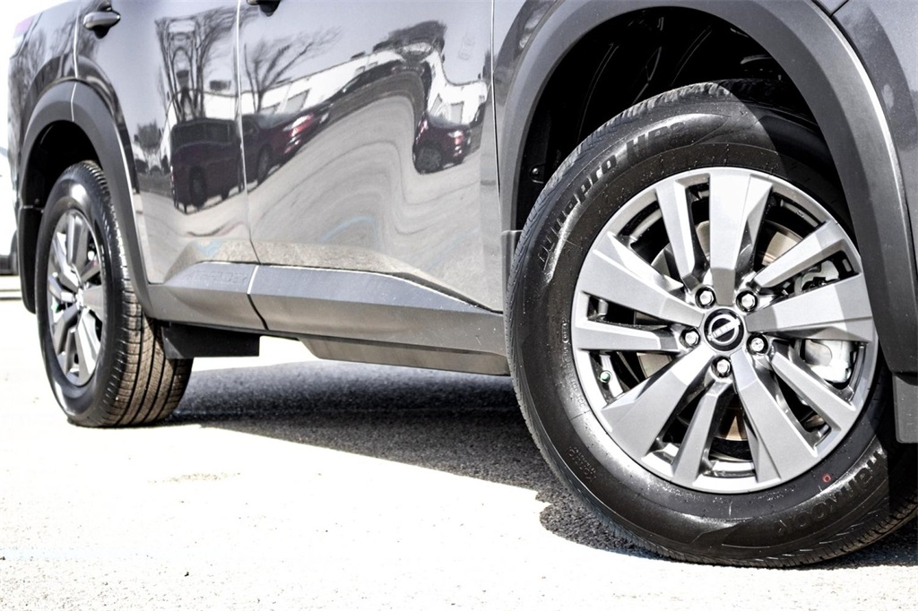 2025 Nissan Pathfinder S photo 2