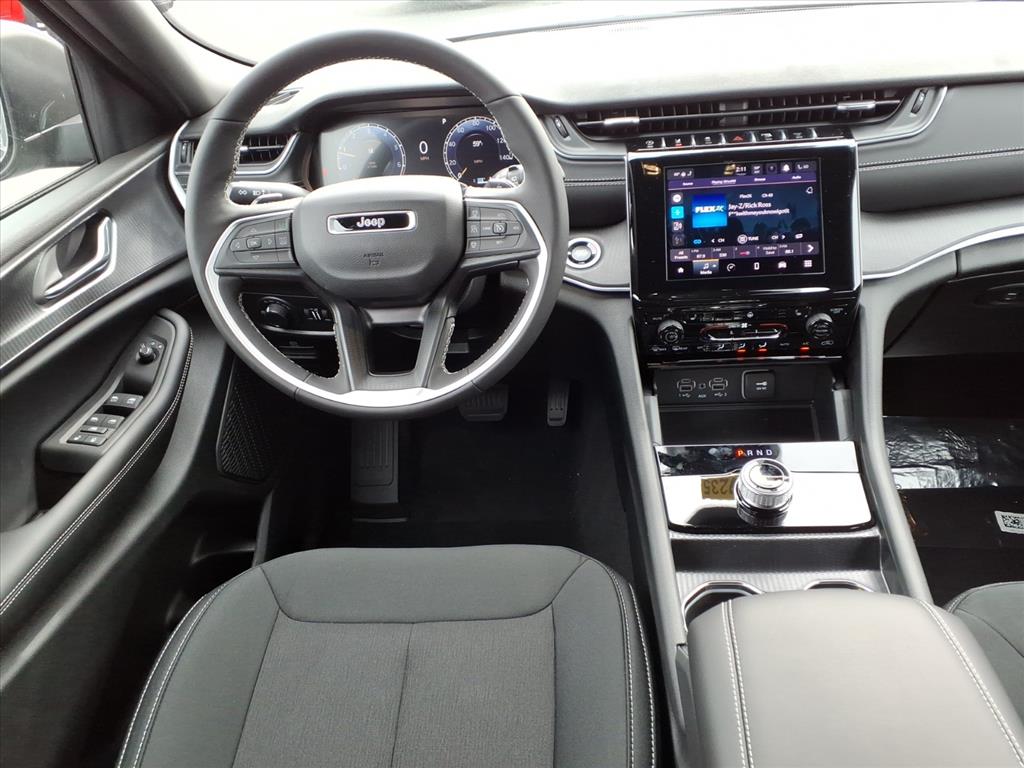 2025 Jeep Grand Cherokee Laredo photo 3