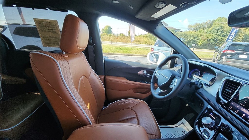 2024 Chrysler Pacifica Pinnacle photo 13