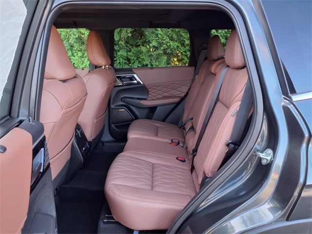 2025 Mitsubishi Outlander SEL photo 4