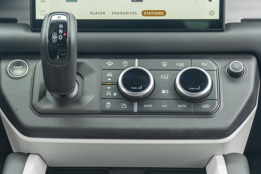 2025 Land Rover Defender 130 X-Dynamic SE photo 11
