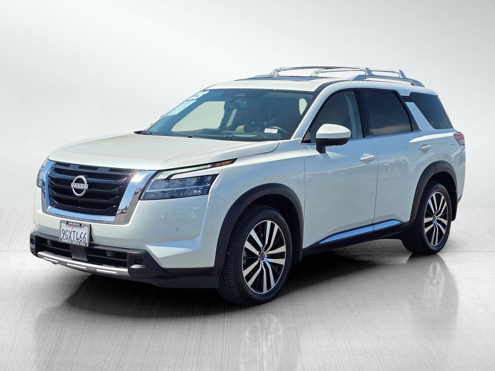 2023 Nissan Pathfinder Platinum photo 3