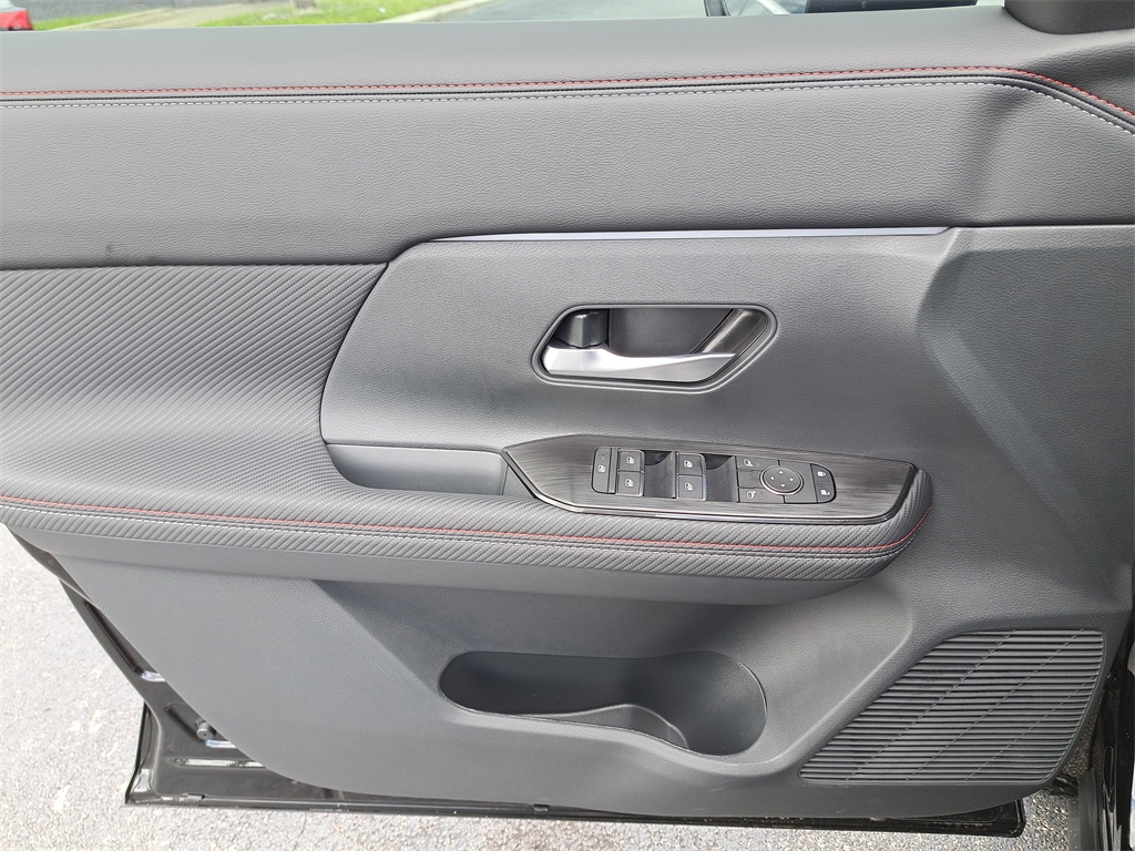 2026 Nissan Kicks SR photo 21