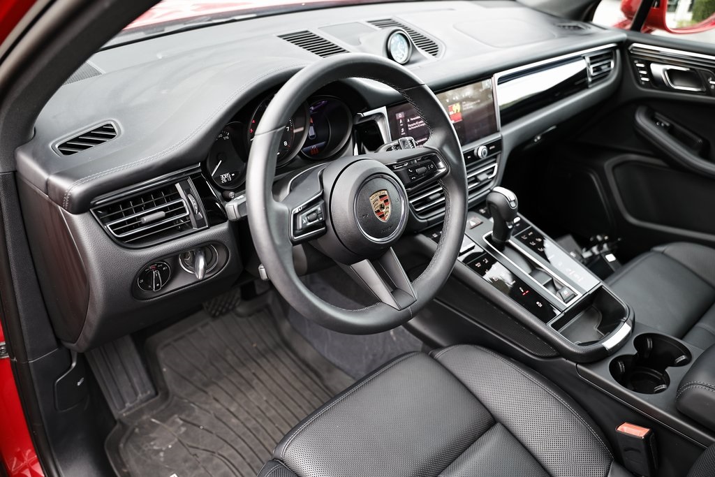 2025 Porsche Macan T photo 4