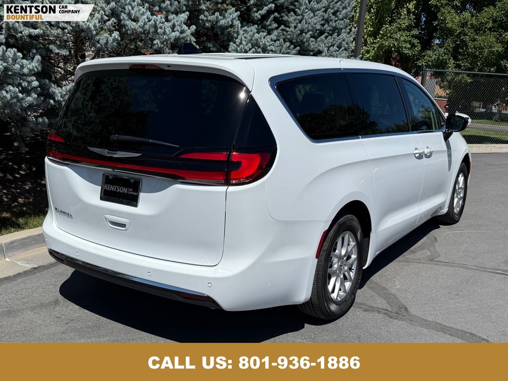 2024 Chrysler Pacifica Touring L photo 8