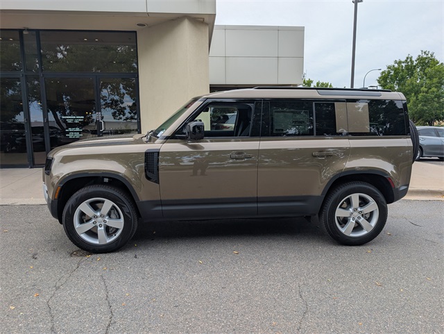 2025 Land Rover Defender 110 S photo 3