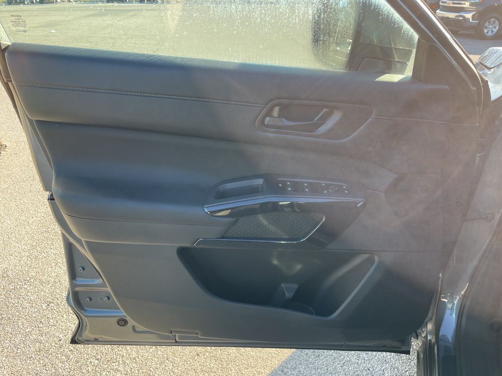 2025 Nissan Pathfinder SV photo 4