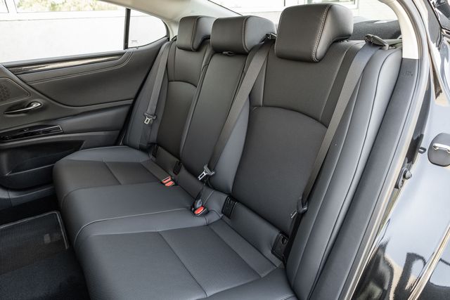 2025 Lexus ES 350 photo 7