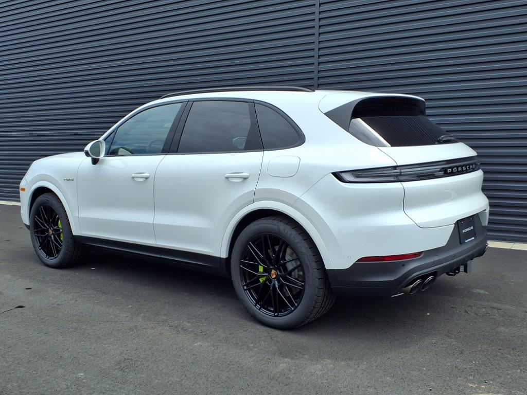 2025 Porsche Cayenne E-Hybrid photo 3