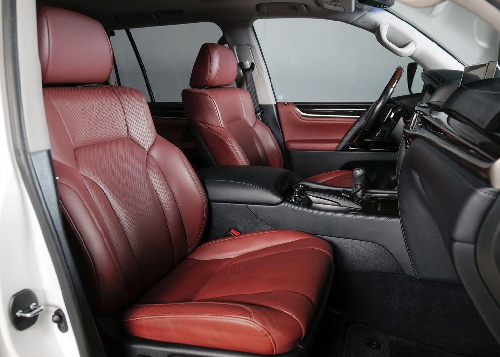 2018 Lexus LX 570 photo 3