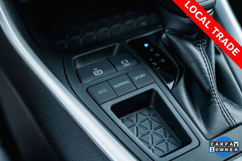 2021 Toyota RAV4 XLE photo 16