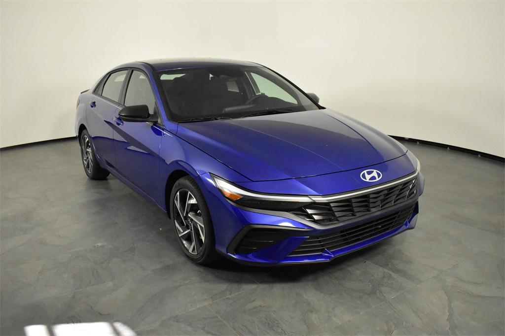 2025 Hyundai Elantra SEL Sport photo 2