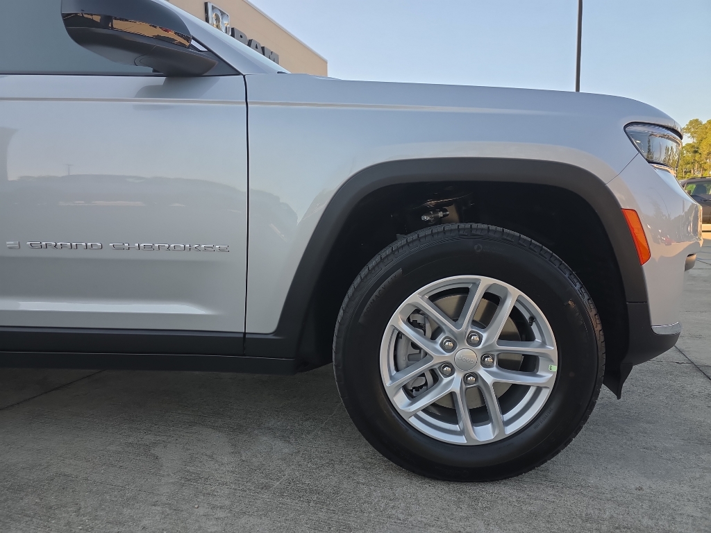 2025 Jeep Grand Cherokee Laredo photo 11