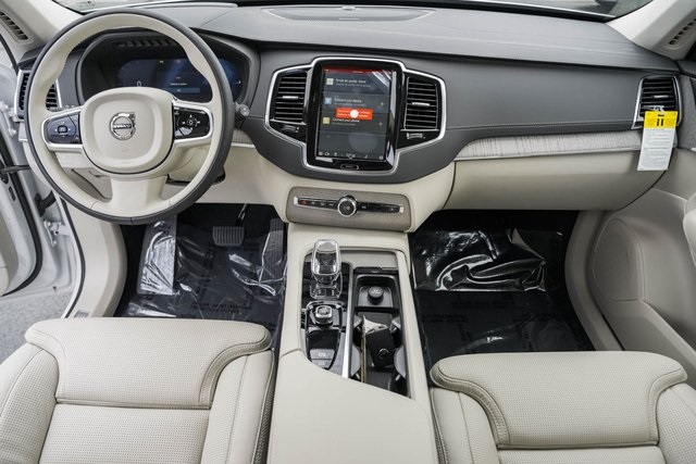 2025 Volvo XC90 T8 photo 14