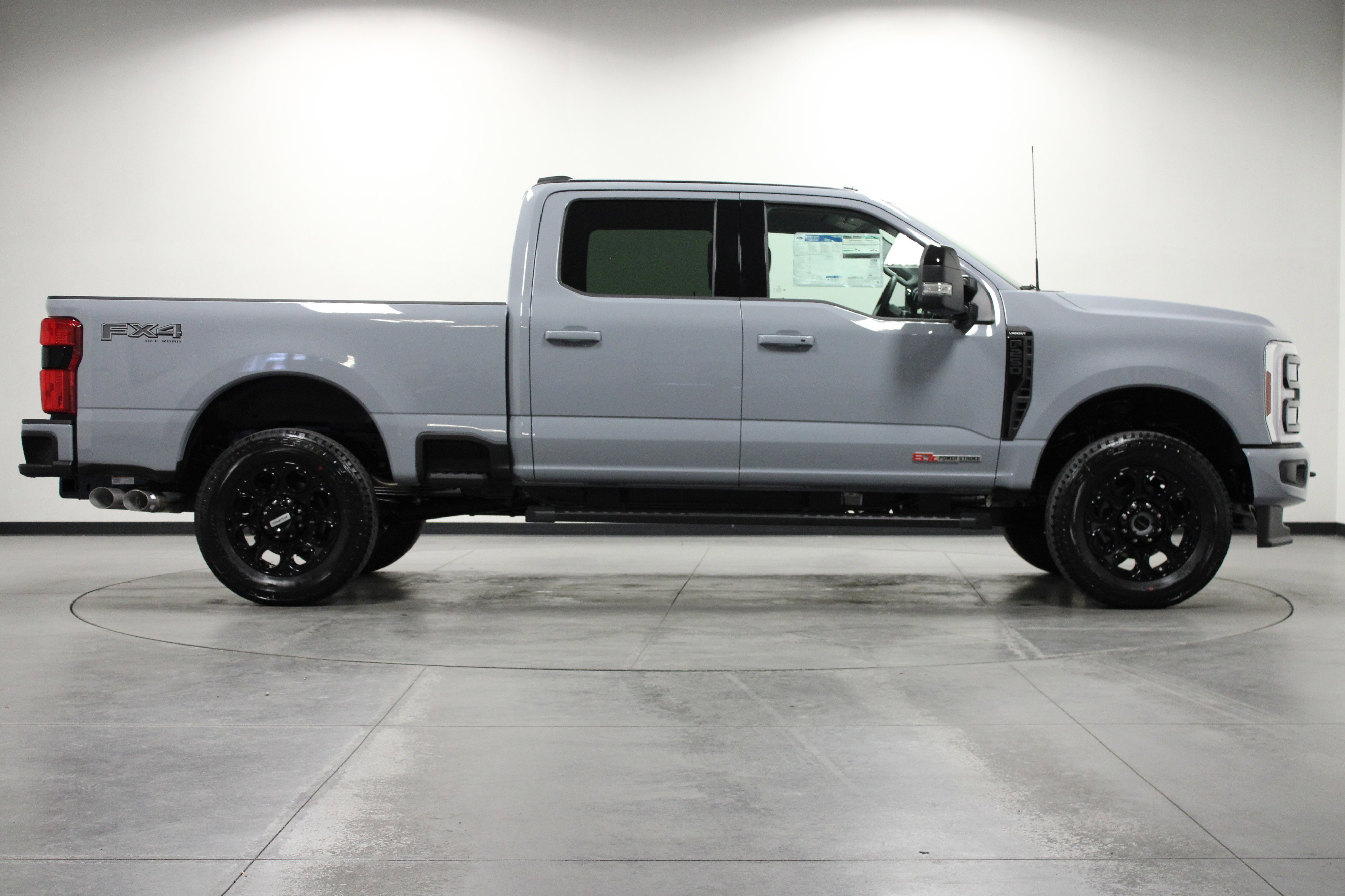 2025 Ford F-250 Lariat photo 2