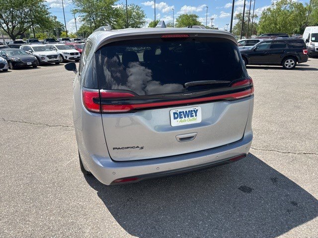 2021 Chrysler Pacifica Touring photo 4