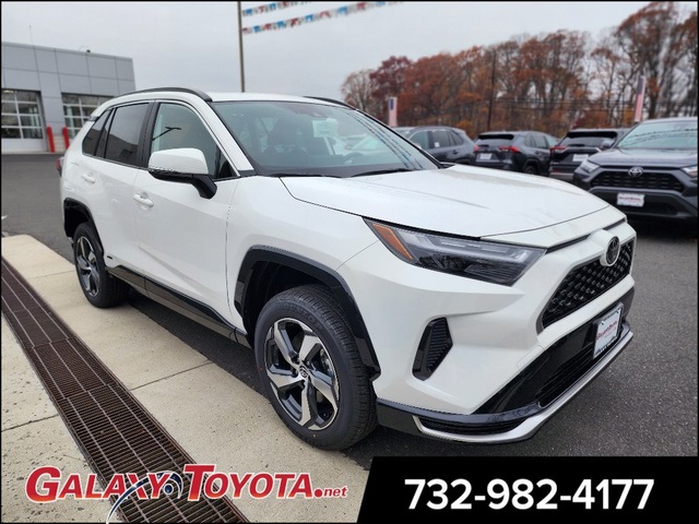 2025 Toyota RAV4 SE's photo