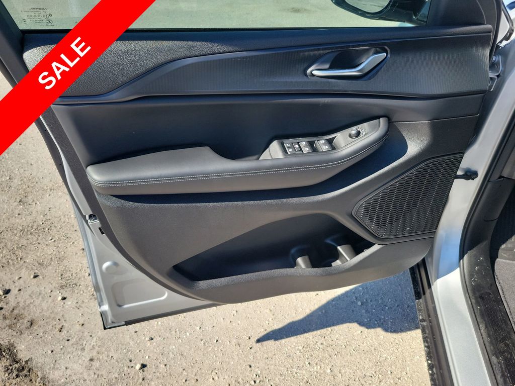 2025 Jeep Grand Cherokee Laredo Altitude photo 40