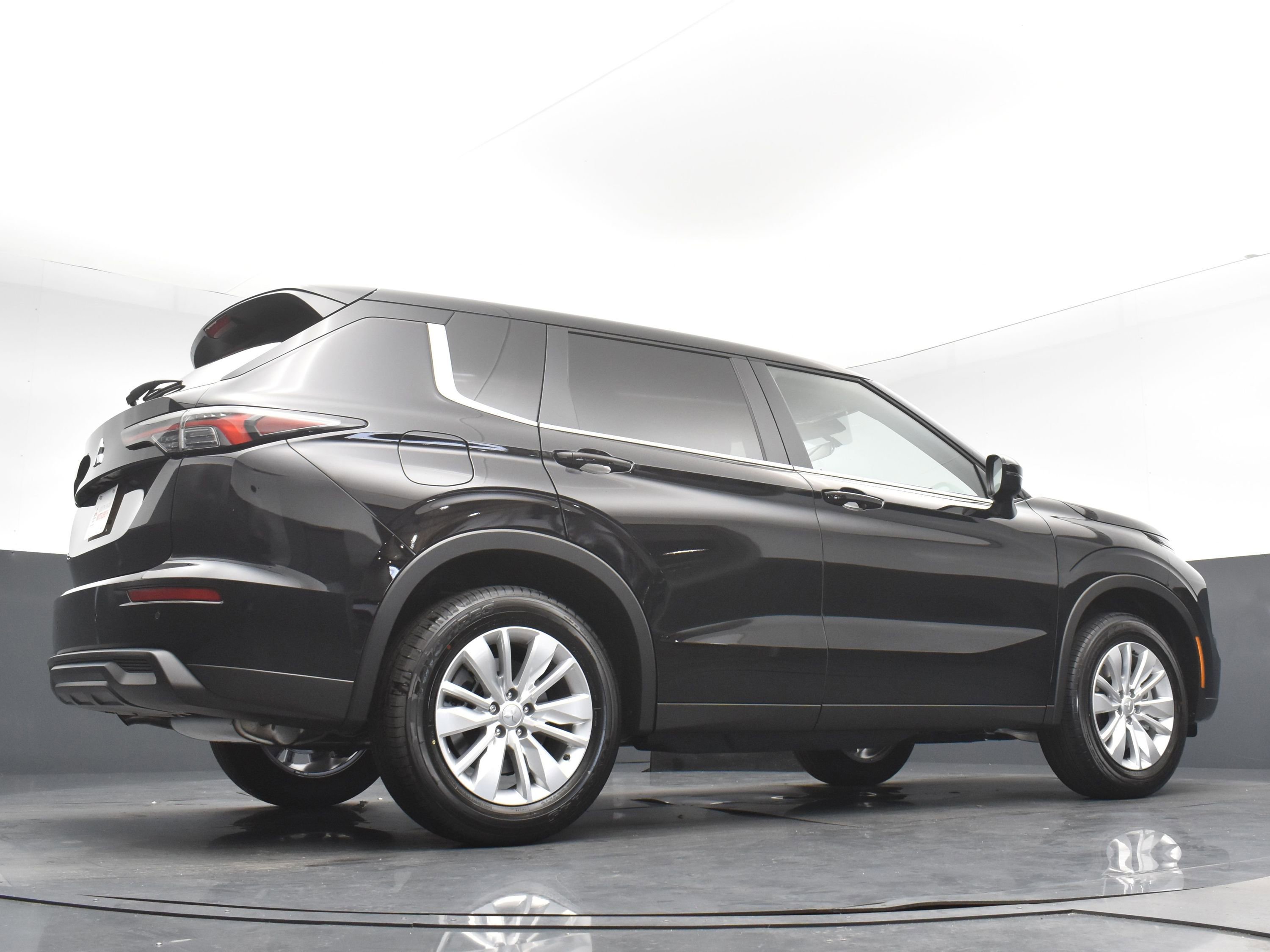 2025 Mitsubishi Outlander ES photo 24