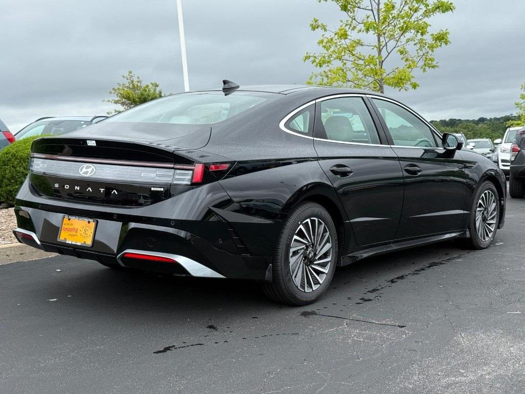 2025 Hyundai Sonata Hybrid Limited photo 2