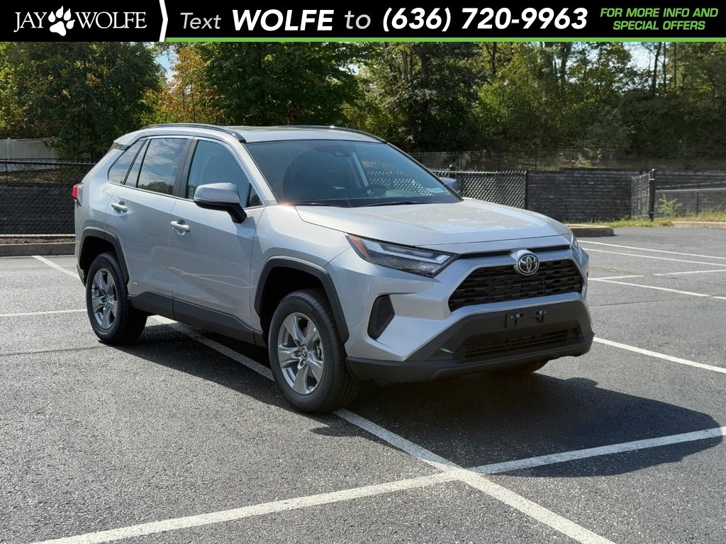 2025 Toyota RAV4 XLE's photo