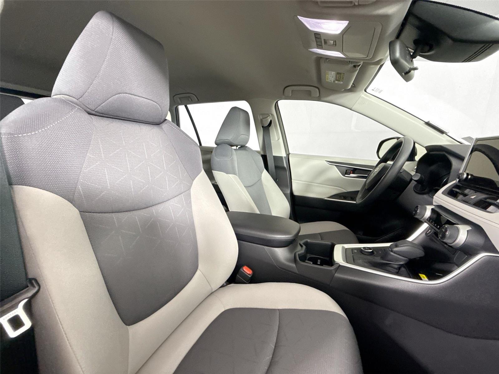 2025 Toyota RAV4 Hybrid XLE photo 33