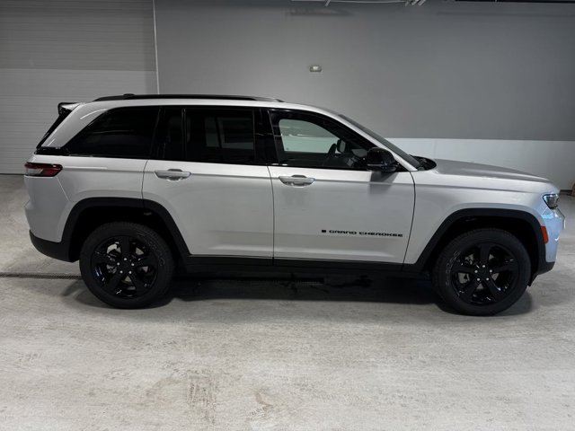 2025 Jeep Grand Cherokee Limited photo 2