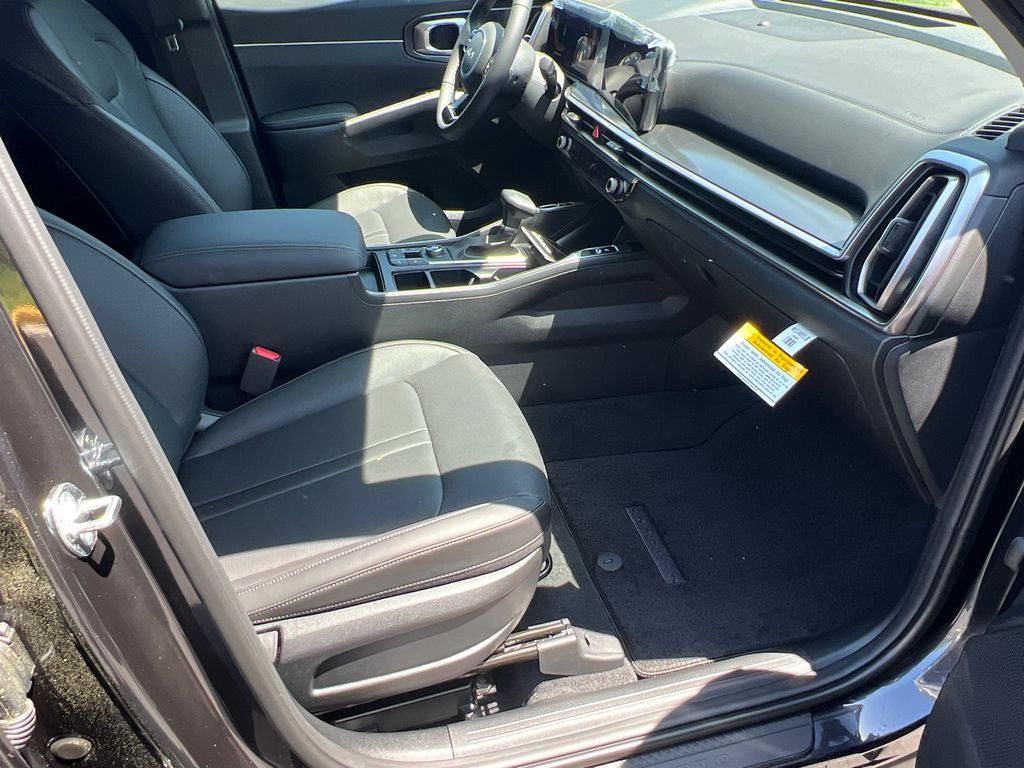 2025 Kia Sorento S photo 13