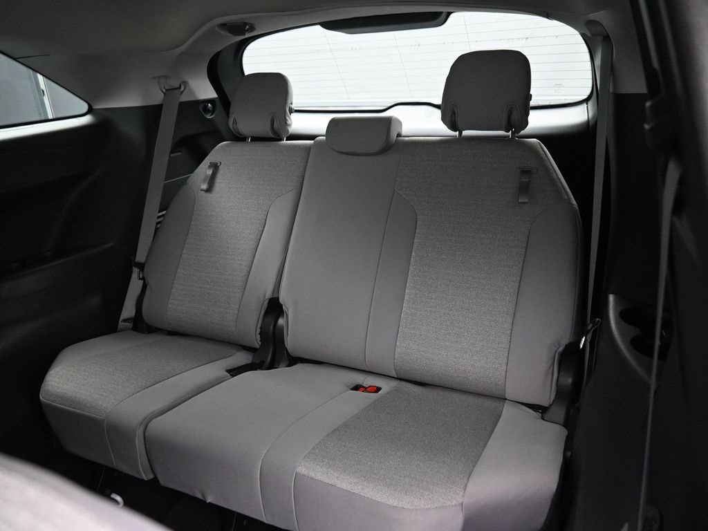 2025 Toyota Sienna LE photo 27