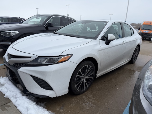 2019 Toyota Camry SE's photo
