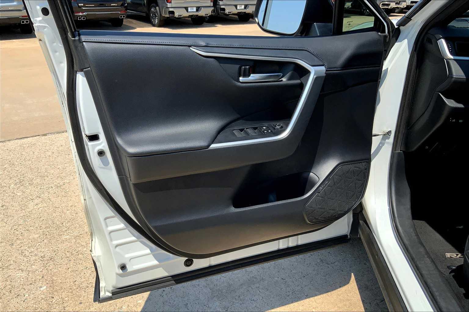 2019 Toyota RAV4 Hybrid XSE photo 19