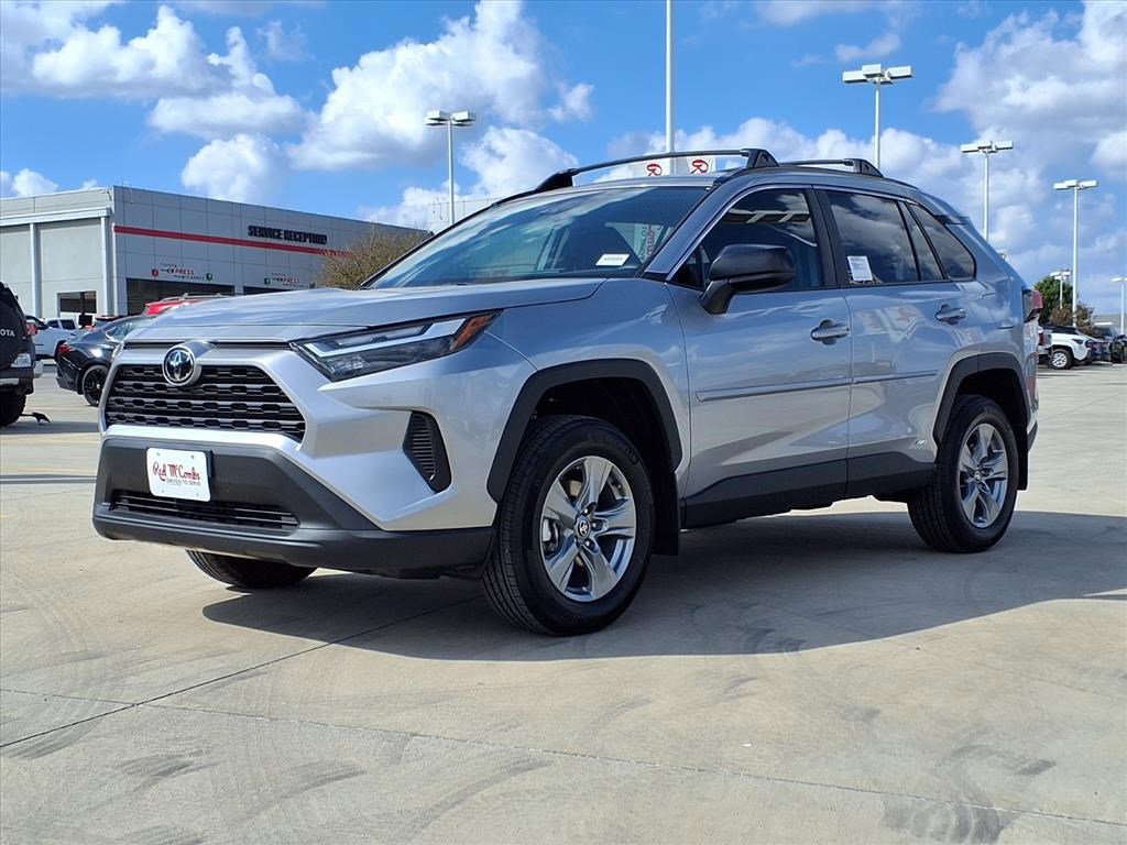 2025 Toyota RAV4 LE's photo