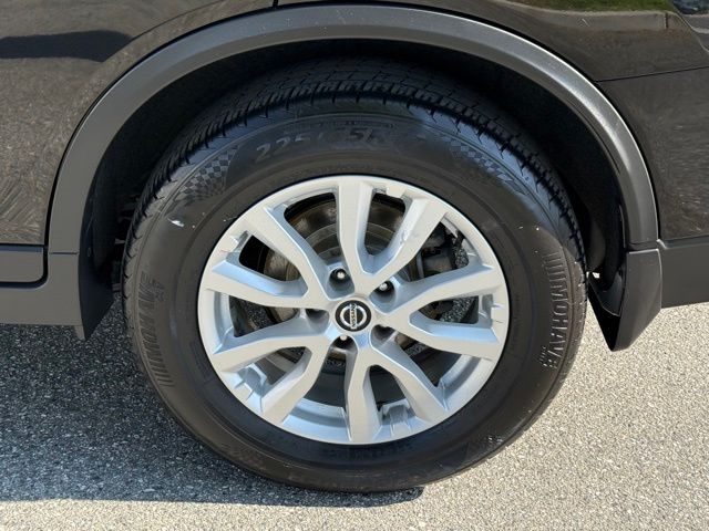 2019 Nissan Rogue SV photo 18