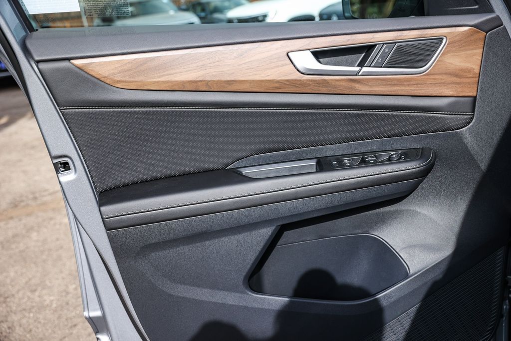 2026 Volkswagen Atlas SE photo 2