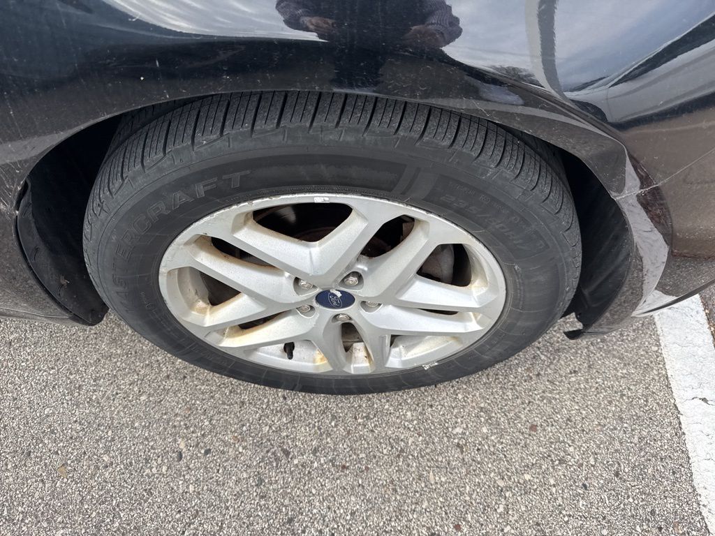 2016 Ford Fusion SE photo 2