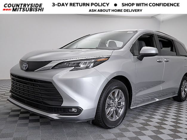 2025 Toyota Sienna XLE's photo
