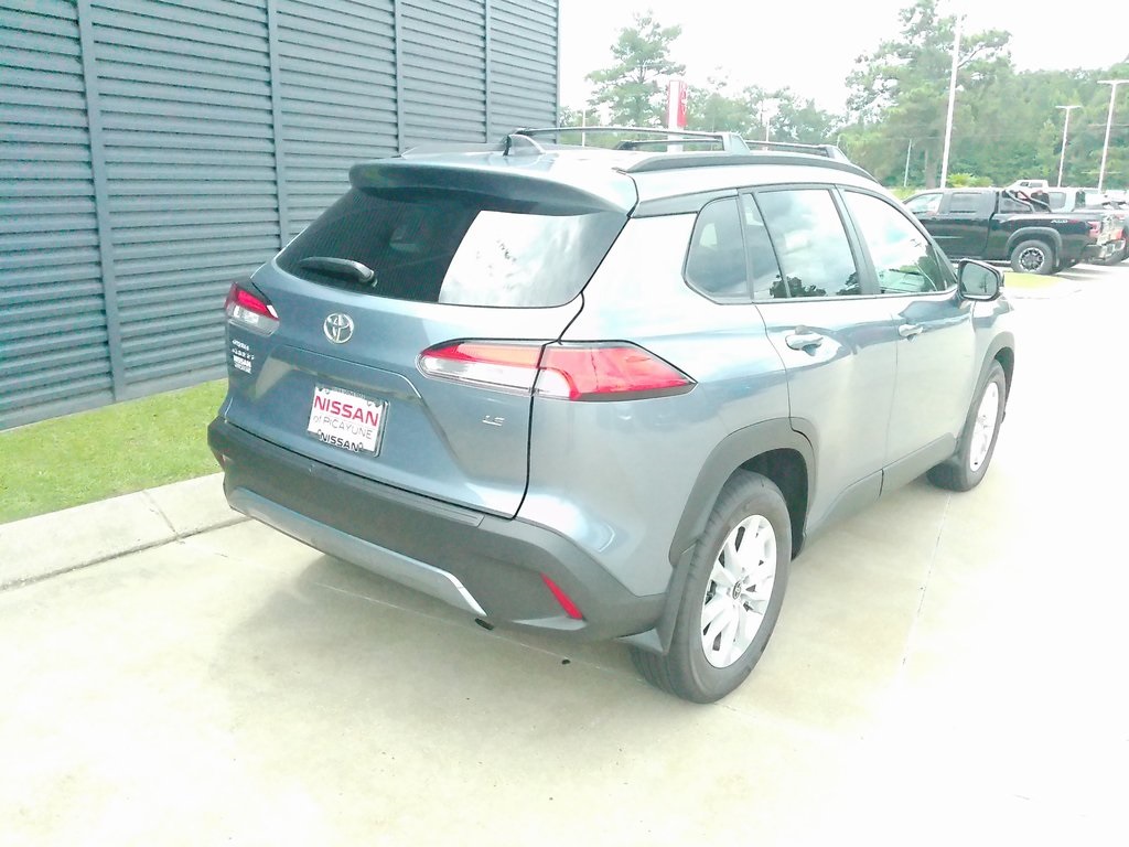 2025 Toyota Corolla Cross LE photo 3